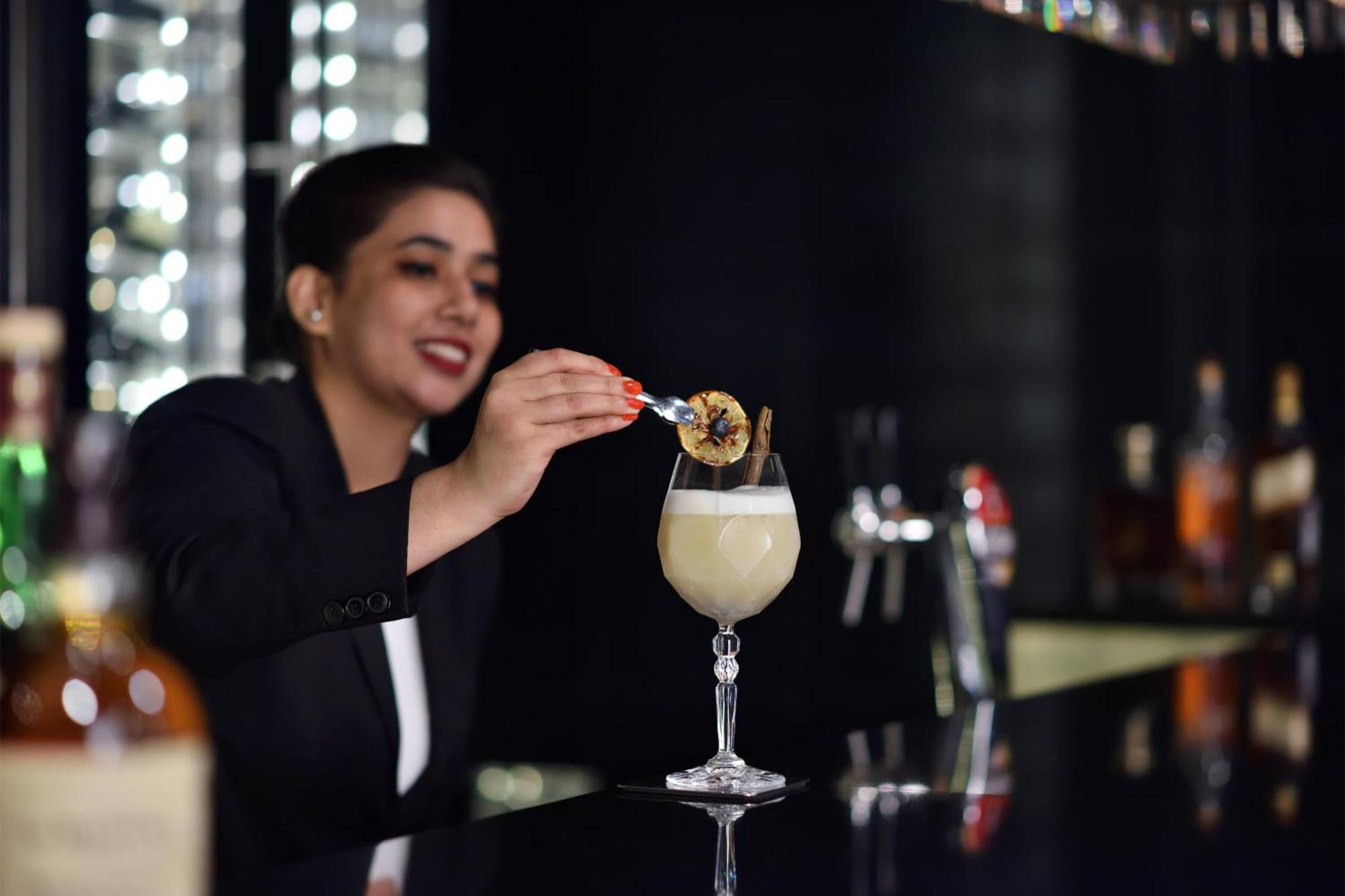 Le Meridien New Delhi Hotel Eksteriør billede A bartender at work